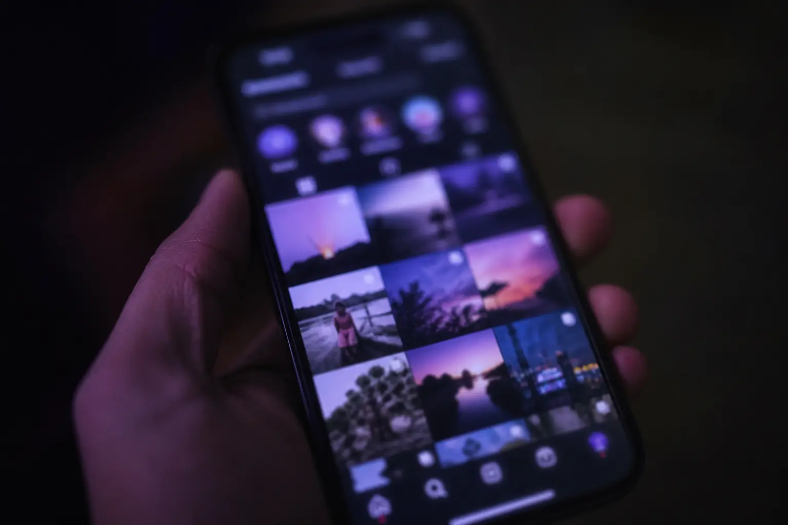 Feed de rede social em um celular